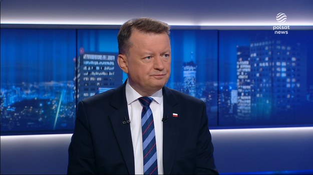 W poniedziałek odbyło się posiedzenie Rady Bezpieczeństwa Narodowego. Spotkanie poprzedza wylot polskiej delegacji na szczyt NATO w Waszyngtonie. - To była rozmowa ze strony pana prezydenta merytoryczna. Zadawałem pytania dotyczące przede wszystkim finansowania rozwoju polskich sił zbrojnych. Premier Tusk niestety wyszedł - powiedział Mariusz Błaszczak z PiS, były szef MON. - Nie mogę ujawniać szczegółów. Można przeczytać w mediach to, co usłyszałem na posiedzeniu. To jest rozczarowujące - dodał. Były szef MON pytany był także o niedawne doniesienia dotyczące tajemniczego pisma MON o zmniejszeniu wydatków na obronność. - Te dokumenty są - powiedział Błaszczak. Pytany był także o to, czy w obliczu poniedziałkowych ataków na Ukrainę Polska nie powinna pomyśleć o przekazaniu sąsiadowi myśliwców. - Polska pomogła wtedy, kiedy należało pomóc - stwierdził polityk PiS. - W sytuacji, w której teraz jest Polska, nie ma możliwości, żeby wspierać Ukrainę w ten sposób. Wsparcie należy przeprowadzić poprzez wspólne działania NATO - dodał. W poniedziałek prezydent Ukrainy Wołodymyr Zełenski i szef polskiego rządu Donald Tusk podpisali umowę o bezpieczeństwie. - Bez Stanów Zjednoczonych żadne takie umowy nie mają większego znaczenia, oprócz znaczenia symbolicznego - ocenił Mariusz Błaszczak. - Nie lekceważę go. Dobrze, że porozumienia są podpisywane. Premier Tusk może przeżywa to, że nie jedzie na szczyt NATO - dodał.