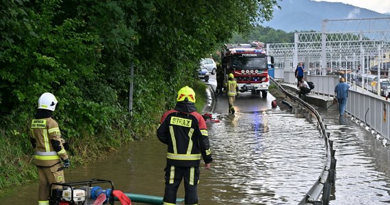 Deszcze i burze przechodzą w poniedziałek przez południową Polskę. Opadom deszczu towarzyszy grad, wystąpiły lokalne podtopienia. Ucierpiał m.in. małopolski Wolbrom oraz Zakopane. IMGW wydał ostrzeżenia trzeciego stopnia dla południowo-wschodniej Polski.