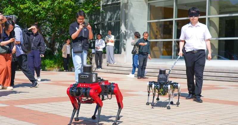 Robo-psy widzieliśmy już w różnych rolach, ale w takiej jeszcze nie. Zespół naukowców z Chin opracował model, którego zadaniem jest pomaganie osobom niedowidzącym w nawigacji - zupełnie jak żywy pies przewodnik. 