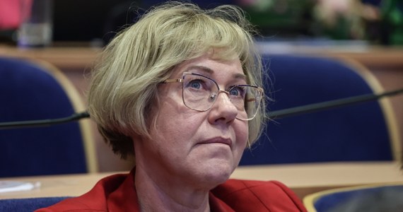 Była małopolska kurator oświaty zmieniła zdanie w sprawie rezygnacji z mandatu radnej województwa małopolskiego. Barbara Nowak chce pozostać radną. "Zapomniałam, że w małopolskim sejmiku znalazłam się nie własną decyzją, lecz z woli wyborców. Dziękuję za lekcję pokory od moich wyborców i przyjaciół z całej Polski. Przepraszam za zamieszanie" - napisała w mediach społecznościowych. "Jestem dla Małopolan" - dodała.