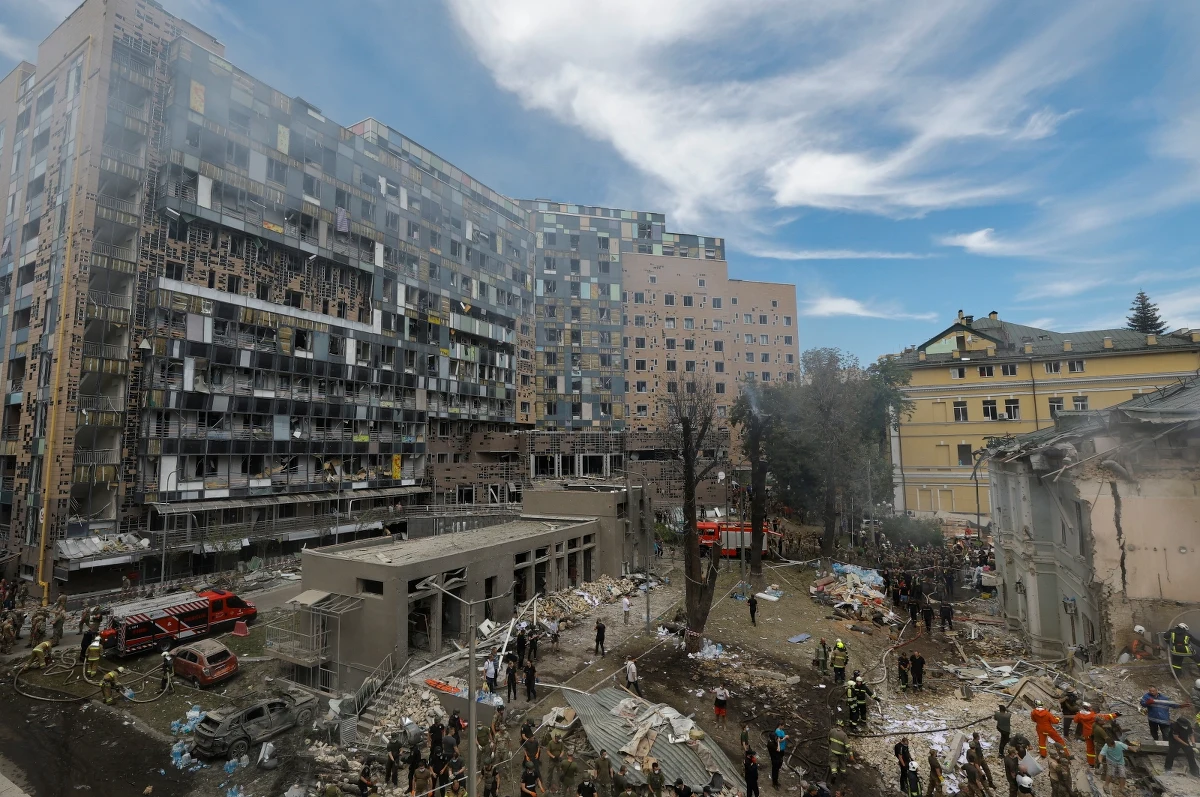 W Kijowie zginęło 27 osób, a w Krzywym Rogu 10, zabici są także w Dnieprze i Pokrowsku w obwodzie donieckim - to tragiczny bilans zmasowanego poniedziałkowego rosyjskiego ataku rakietowego na ukraińskie miasta. "Będzie odpowiedź na terror wobec ludności cywilnej i dzieci" - zaznaczył szef MSW Ukrainy.