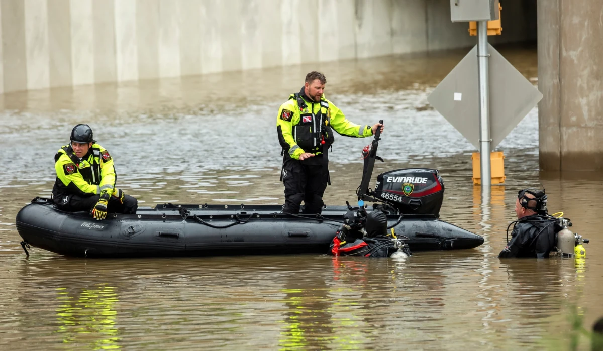 Huragan Beryl uderzył w poniedziałek w amerykańskie wybrzeże i spowodował kilka tornad. Zginęło osiem osób. Trzy miliony mieszkańców pozostaje bez prądu. Później osłabł do sztormu tropikalnego, a następnie depresji tropikalnej.