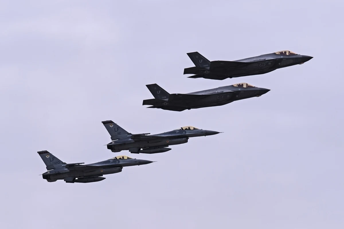 Stany Zjednoczone ogłosiły podpisanie drugiej umowy pożyczki udzielonej Polsce na zakup uzbrojenia. Pieniądze zostaną przeznaczone na modernizację polskiej armii, w tym zakup samolotów F-35, systemów Patriot i czołgów Abrams.