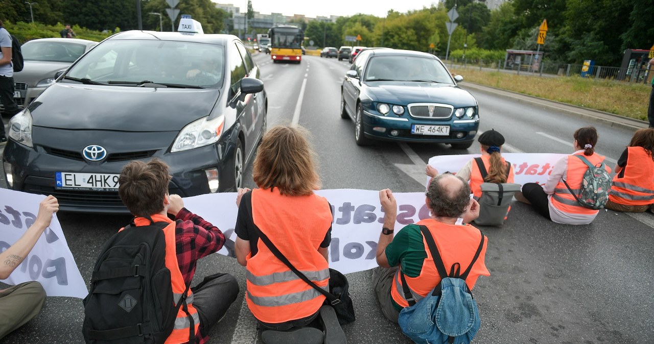 Kierowcy ruszyli na protestujących aktywistów. Jest odpowiedź policji