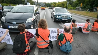 Kierowcy ruszyli na protestujących aktywistów. Jest odpowiedź policji 