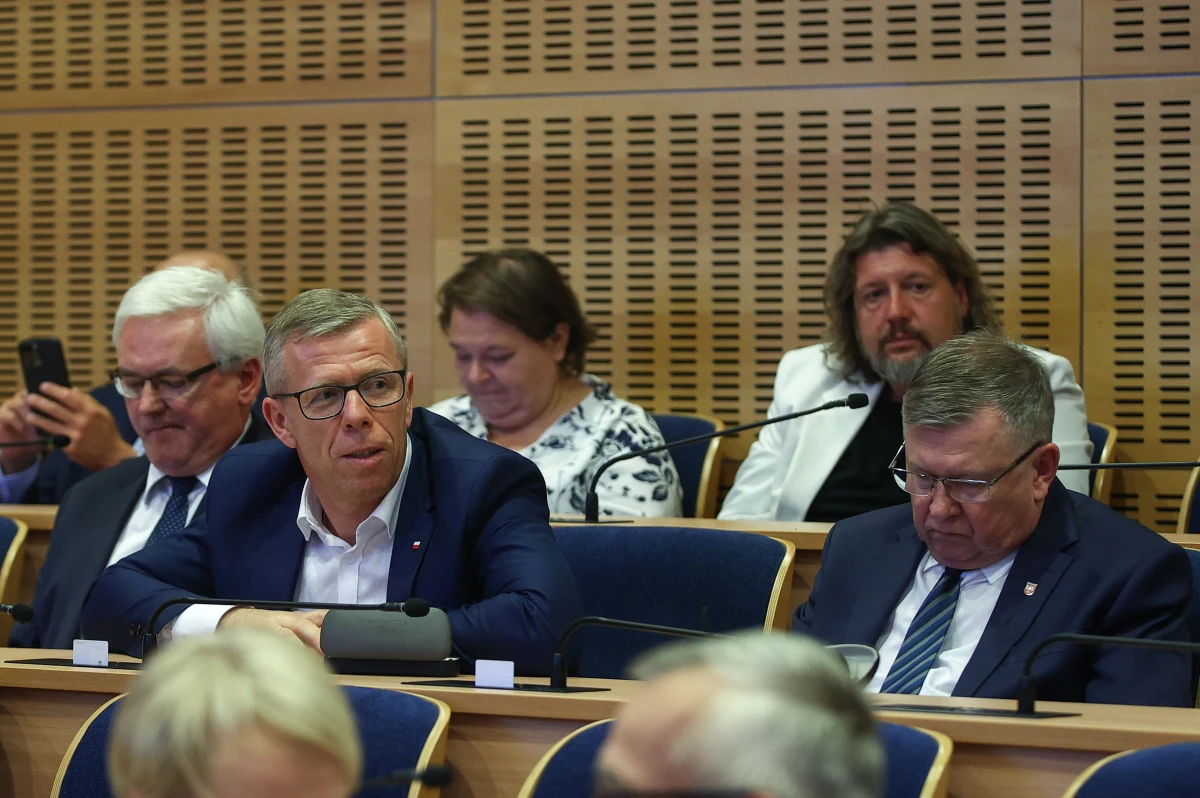 Wybór Łukasza Smółki na marszałka Małopolski nie uspokoił nastrojów w lokalnym PiS. Radni sejmiku Józef Gawron i Piotr Ćwik zdecydowali się opuścić partię. Poseł Ryszard Terlecki w kontekście zamieszania z wyborem marszałka pisał o nich jako o "gotowych do zdrady".