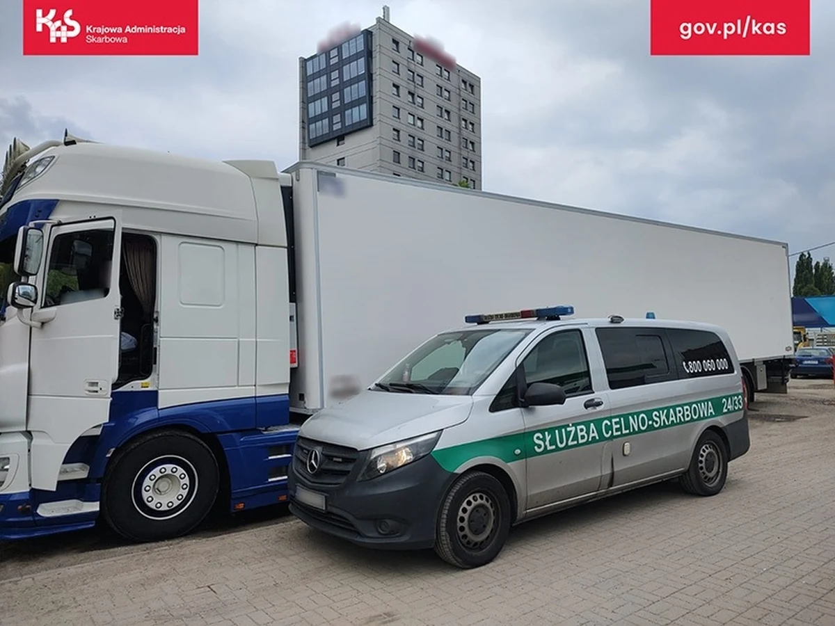 Kaucję w wysokości 91,5 tys. na poczet przyszłej kary nałożono na holenderskiego przewoźnika, który próbował uniknąć opłaty e-TOLL jadąc płatnymi odcinkami autostrady A4 - poinformowała we wtorek śląska Krajowa Administracja Skarbowa. Kontrolowany dopuścił się w sumie aż 61 naruszeń.
