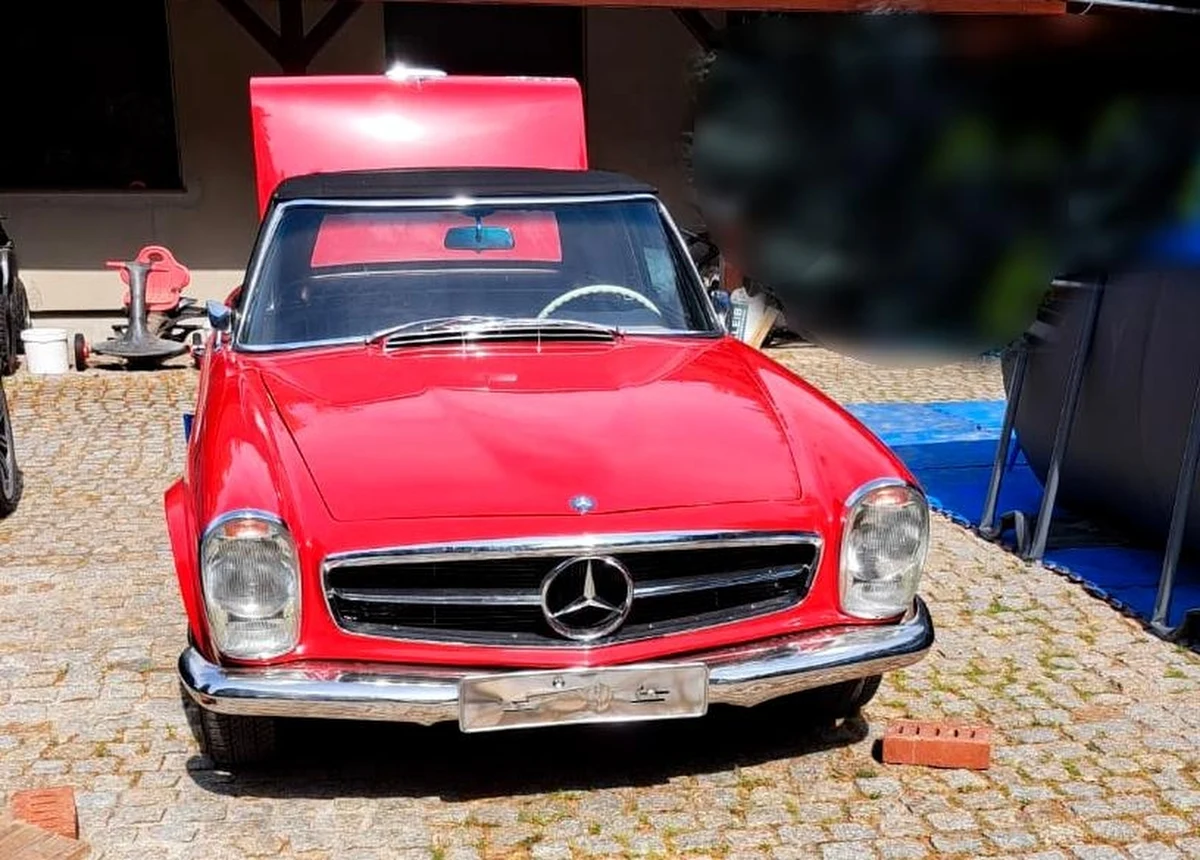 Policjanci z Wydziału Kryminalnego Komendy Wojewódzkiej Policji w Poznaniu odzyskali zabytkowego Mercedesa 230 SL wartego blisko pół miliona złotych. Auto zostało skradzione pod koniec kwietnia w Niemczech. Właściciel posesji, na terenie której pojazd został odnaleziony, usłyszał zarzut paserstwa. Grozi mu do 5 lat więzienia.