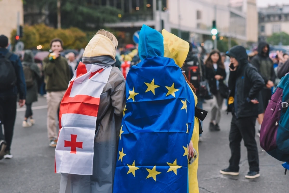 Proces akcesji Gruzji do Unii Europejskiej został wstrzymany - poinformował ambasador UE w Tbilisi, Paweł Herczyński. Zdaniem dyplomaty, taka decyzja spowodowana jest przyjęciem przez gruziński rząd ustawy o agentach zagranicznych i antyzachodnią postawą władz kraju.