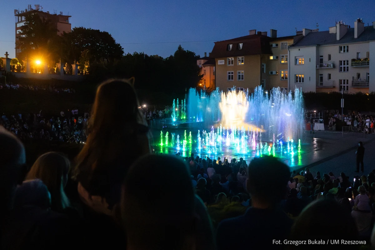 Pokazy fontanny multimedialnej w Rzeszowie cieszą się ogromną popularnością wśród mieszkańców. Miasto podało właśnie najnowszy harmonogram pokazów. 