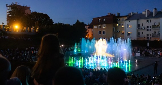 Pokazy fontanny multimedialnej w Rzeszowie cieszą się ogromną popularnością wśród mieszkańców. Miasto podało właśnie najnowszy harmonogram pokazów. 