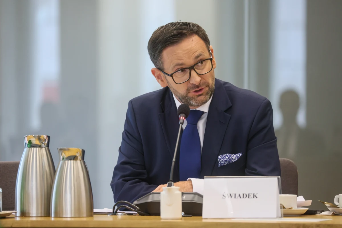 Były prezes Orlenu, obecnie europoseł PiS Daniel Obajtek stawił się we wtorek przed sejmową komisją śledczą ds. tzw. afery wizowej. Komisja pytała go o zatrudnianie obcokrajowców przy inwestycji Orlenu - Olefiny III. Obajtek powiedział, że nie powinien w ogóle stawać przed komisją, ponieważ to nie Orlen był odpowiedzialny za sprowadzanie pracowników. Stwierdził, że odpowiadał za to wykonawca inwestycji - konsorcjum Hyundai Engineering.