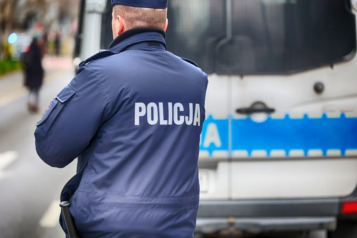 W Szydłówku koło Mławy ciężarówka staranowała ogrodzenie prywatnej posesji. 35-letni kierowca był pijany. Stracił prawo jazdy w siedmiu kategoriach. Grożą mu kara do trzech lat więzienia, wysoka grzywna i zabezpieczenie na poczet przyszłej kary wartości ciężarówki, którą kierował.