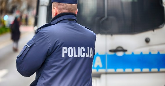 W Szydłówku koło Mławy ciężarówka staranowała ogrodzenie prywatnej posesji. 35-letni kierowca był pijany. Stracił prawo jazdy w siedmiu kategoriach. Grożą mu kara do trzech lat więzienia, wysoka grzywna i zabezpieczenie na poczet przyszłej kary wartości ciężarówki, którą kierował.