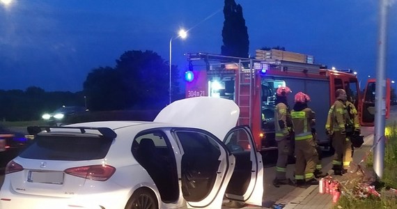 Nowy sportowy mercedes za ponad 250 tys. zł zapalił się w czasie jazdy Wisłostradą. Zatrzymał się niedaleko od patrolu straży miejskiej. Jeden z funkcjonariuszy zaczął go gasić. Dzięki pomocy innych kierowców stłumił ogień przed przyjazdem straży pożarnej – poinformowała straż miejska.