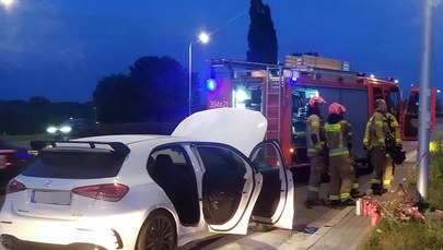 Na Wisłostradzie płonął sportowy mercedes. Ugasił go strażnik miejski 