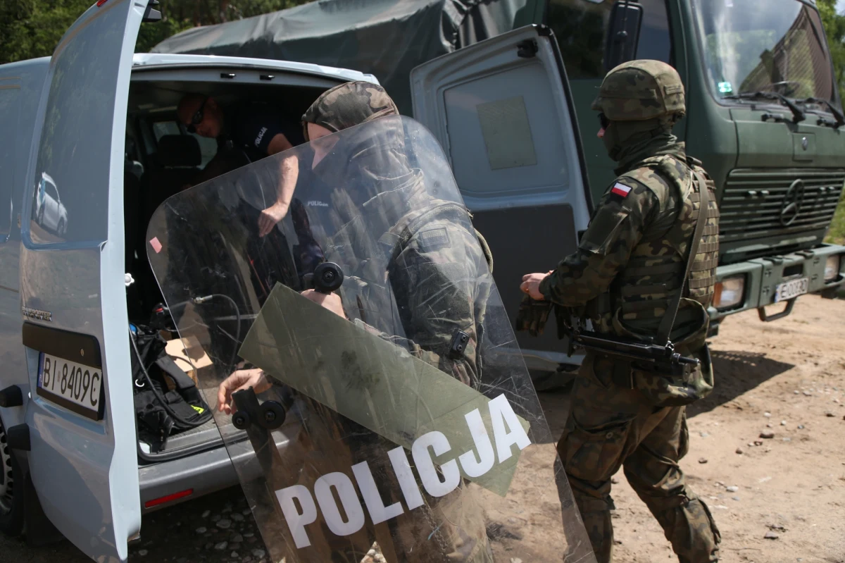 Zagraniczni policjanci mają zostać poproszeni o pomoc w ochronie polsko-białoruskiej granicy. Podczas szczytu NATO w Waszyngtonie minister obrony narodowej Władysław Kosiniak-Kamysz będzie sondował w tej sprawie sojuszników - ustalili dziennikarze RMF FM. Także liczba żandarmów na granicy ma zostać podwojona. 
