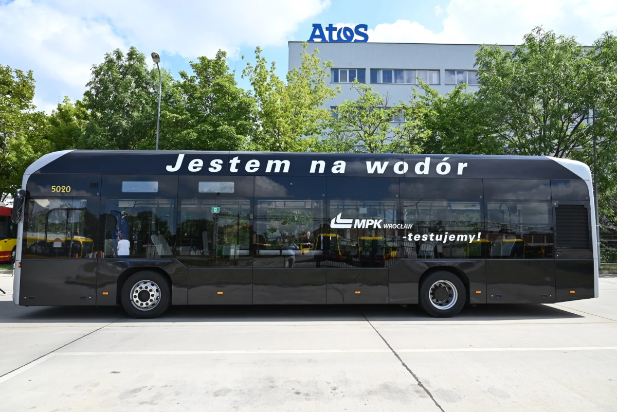 NesoBus - autobus napędzany wodorem wyjechał na ulice Wrocławia. Mieszkańcy miasta będą mogli nim jeździć do 5 sierpnia. 