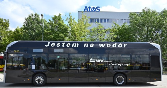 NesoBus - autobus napędzany wodorem wyjechał na ulice Wrocławia. Mieszkańcy miasta będą mogli nim jeździć do 5 sierpnia. 