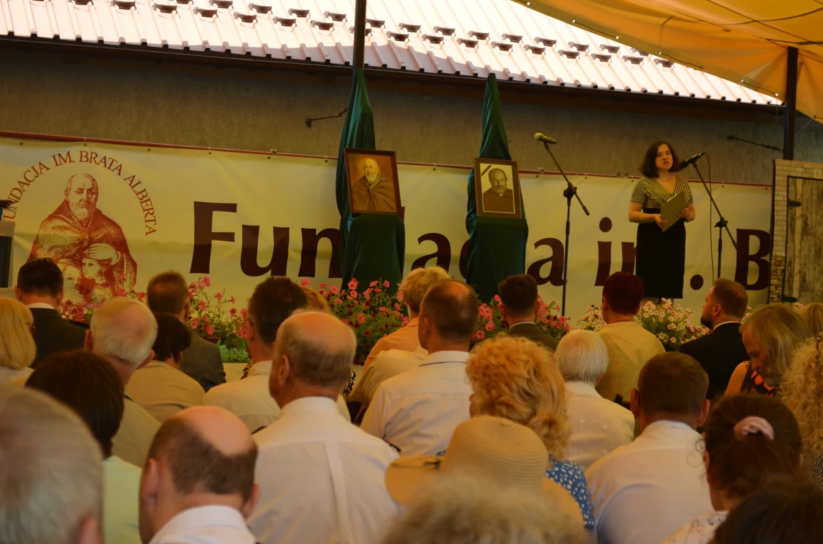 9 lipca 2024 roku odbyły się uroczystości związane z 35-leciem Schroniska dla Niepełnosprawnych Fundacji im. Brata Alberta w Radwanowicach. Ta wyjątkowa okazja była szczególnie poruszająca, ponieważ przypadła równo sześć miesięcy po śmierci księdza Tadeusza Isakowicza-Zaleskiego, zasłużonego duchownego i długoletniego prezesa fundacji.