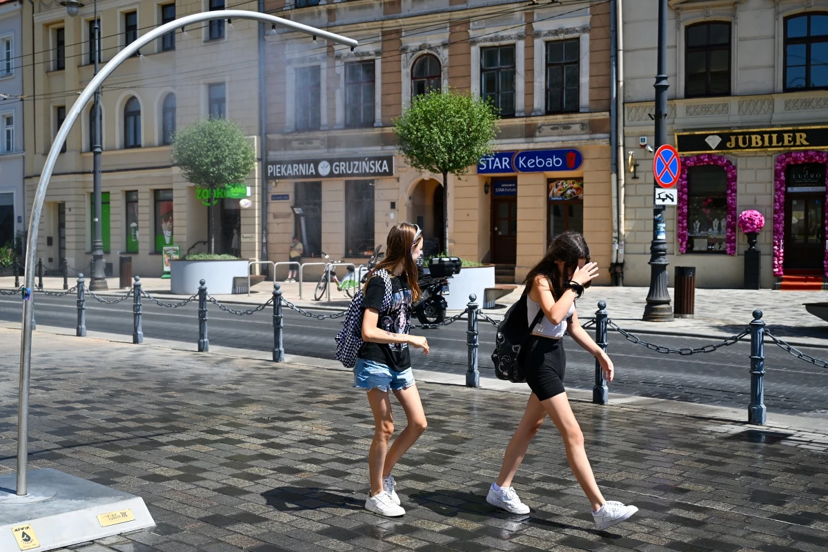 Kolejny tydzień wakacji przyniósł ze sobą bardzo upalne dni. Termometry w wielu miejscach kraju pokazują w ciągu dnia ponad 30 stopni Celsjusza w cieniu. Oprócz tego występują tzw. tropikalne noce. To spore obciążenie dla naszego organizmu. 