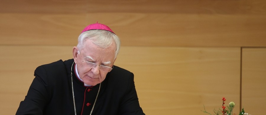 Watykan wstrzymał dekret arcybiskupa Marka Jędraszewskiego dotyczący odwołania dotychczasowego proboszcza parafii mariackiej w Krakowie ks. Dariusza Rasia. Sprawa krakowskiej parafii będzie w Watykanie analizowana w najbliższych miesiącach, a ksiądz Raś do czasu wydania ostatecznej decyzji pozostaje proboszczem.
