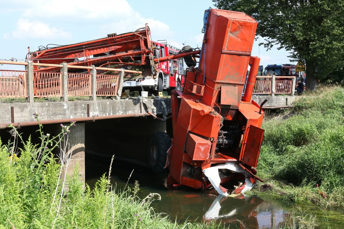 Niewiarygodne sceny w Starych Kolniach w powiecie opolskim. Kombajn spadł z mostu do rzeki, a uwięzionego w pojeździe kombajnistę ratowali strażacy. Na miejscu pojawił się też śmigłowiec LPR.