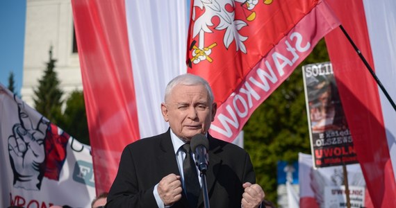 "Musimy stworzyć wielką osłonę tych wyborów. Naprawdę zaangażować w to dziesiątki, może więcej niż dziesiątki tysięcy ludzi. Dopiero wtedy będziemy mieli szansę na to, żeby wygrać wybory prezydenckie i od tego momentu ponownie zacząć zmieniać Polskę" - powiedział we wtorek w Warszawie Jarosław Kaczyński. Polityk był obecny na proteście w obronie ks. Michała Olszewskiego zorganizowanym przez Prawo i Sprawiedliwość. Szef PiS mówił także o Donaldzie Tusku, który jego zdaniem uczestniczy w planie, którego finałem ma być likwidacja polskiego państwa. Jacek Ozdoba z Suwerennej Polski powiedział PAP, że wtorkowe wydarzenie nie ma charakteru politycznego.