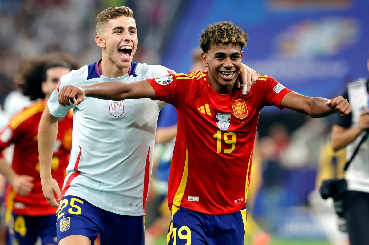 Po 12 latach Hiszpania znów, już po raz piąty, melduje się w finale Euro. W znakomitym półfinale w Monachium gracze z Półwyspu Iberyjskiego pokonali 2:1 Francję. W środę o finał powalczą Holandia i Anglia. 