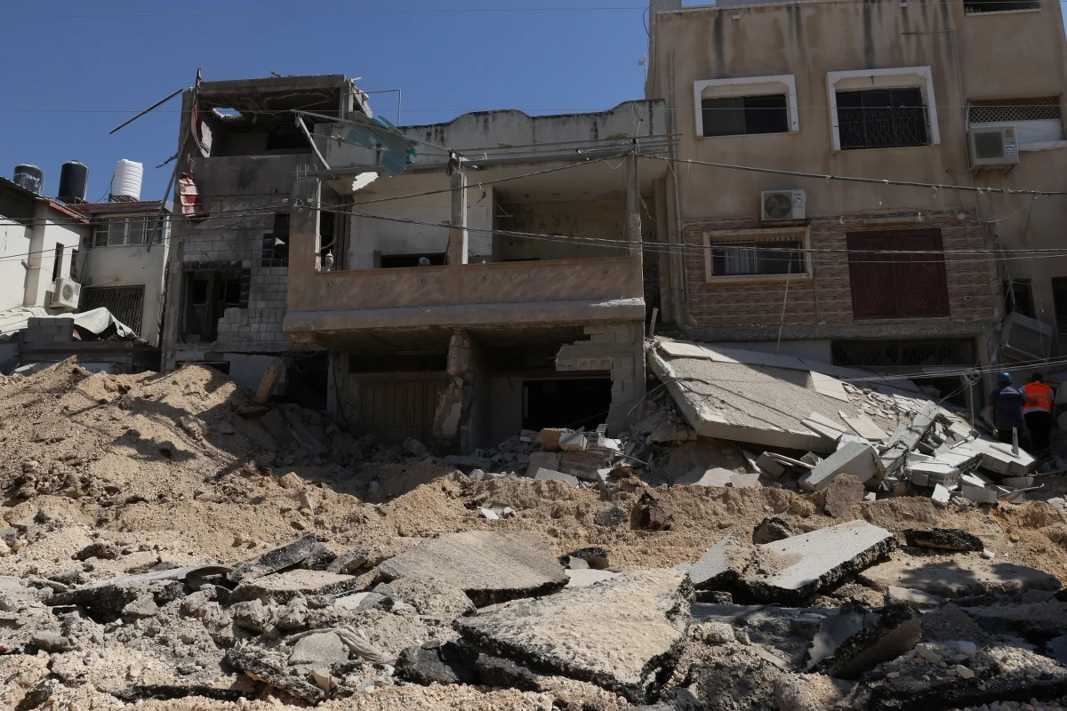 Co najmniej 29 osób, w większości kobiet i dzieci, zginęło we wtorek wieczorem w izraelskim nalocie na okolice miasta Chan Junus na południu Strefy Gazy - poinformowały lokalne władze medyczne, cytowane przez agencję Reutera. Pociski uderzyły w rozstawione przy szkole namioty, w których schronili się uchodźcy.