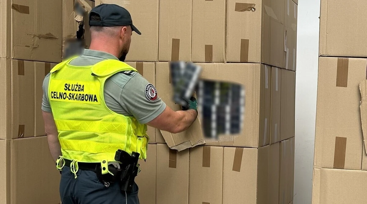 ​Funkcjonariusze podlaskiej Krajowej Administracji Skarbowej udaremnili największy w tym roku przemyt papierosów o rynkowej wartości 8,5 mln zł. Ponad 570 tys. paczek papierosów było ukrytych w ciężarówce, w której miały być płatki owsiane.