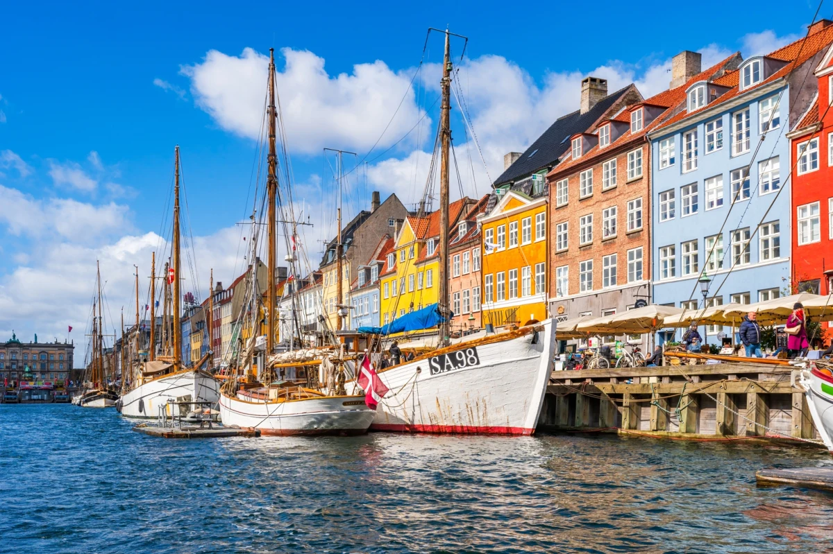 Turyści odwiedzający Kopenhagę, którzy będą zbierać śmieci lub podróżować transportem publicznym, mogą zostać nagrodzeni bezpłatnym posiłkiem lub wycieczką z przewodnikiem – podał stołeczny urząd ds. turystki Wonderful Copenhagen. Program wspierający proekologiczne postawy będzie trwał od 15 lipca do 11 sierpnia.