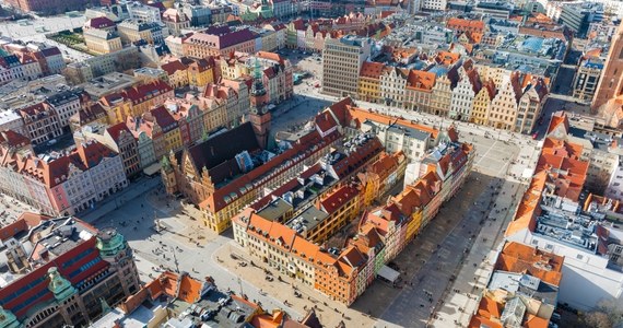 Do roku akademickiego pozostało jeszcze co prawda trochę czasu, ale studenci już myślą o miejscach w akademikach - tych do dyspozycji we Wrocławiu mają ok. 9 tys. Ceny? Zależy od standardu - za miejsce w pokoju trzeba będzie zapłacić albo 450 zł, albo nawet 1533 zł za miesiąc.