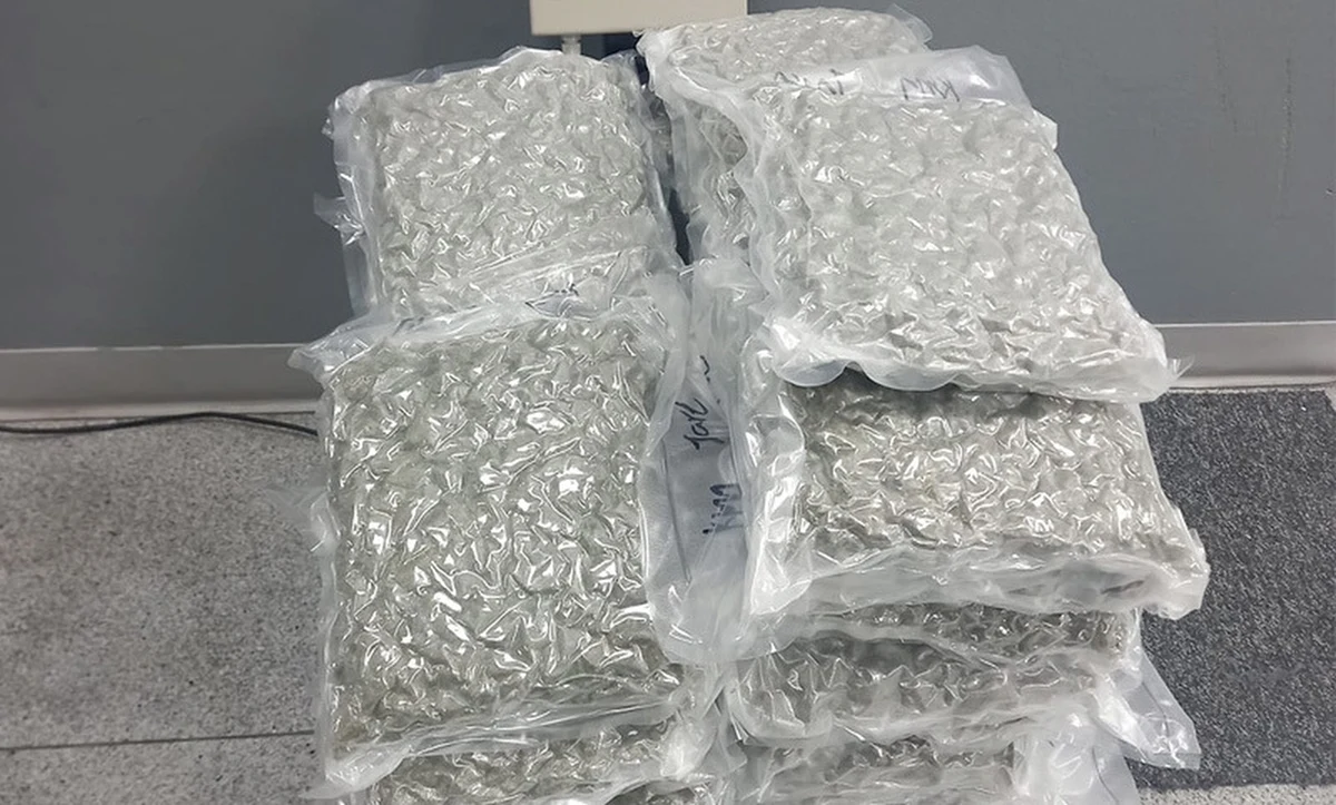 Prawie 20 kilogramów marihuany, czyli 34 pakiety z suszem roślinnym, próbował przemycić 23-letni obywatel Malezji. Przemyt się jednak nie udał, bo mężczyznę zatrzymali funkcjonariusze mazowieckiej Krajowej Administracji Skarbowej. 23-latkowi grozi kara do 20 lat pozbawienia wolności.