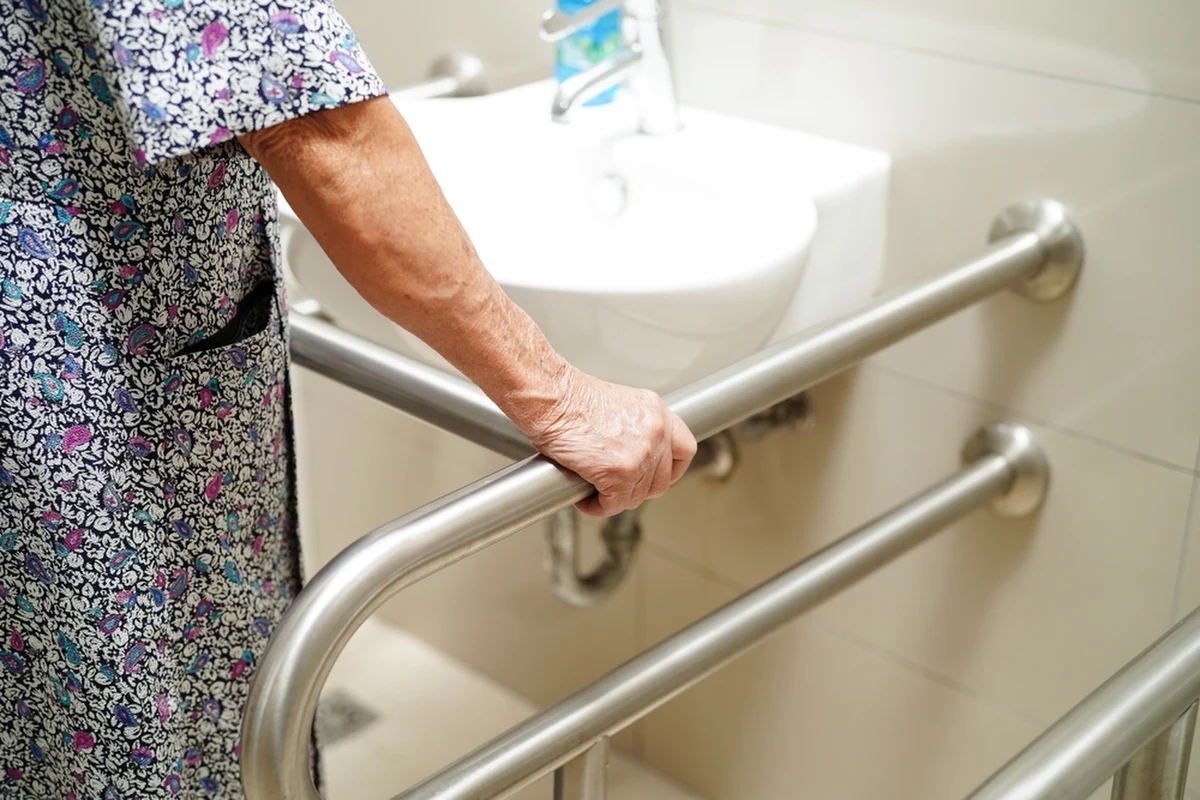 "W policyjnej służbie nie ma rutyny" - piszą jarosławscy funkcjonariusze. Najlepiej obrazuje to interwencja, jaką przeprowadzili w niedzielę. Mundurowi pomogli wyjść z wanny 82-letniej kobiecie, która nie była w stanie zrobić tego o własnych siłach.