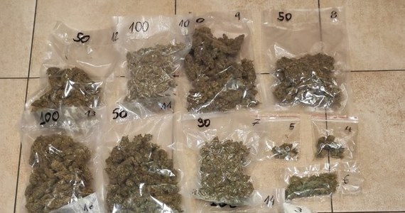 W piwnicy należącej do 35-letniego mieszkańca małopolskich Brzeszcz policjanci znaleźli ponad 1 kg narkotyków - marihuany i amfetaminy. Mężczyzna został aresztowany. Grozi mu do 10 lat więzienia.