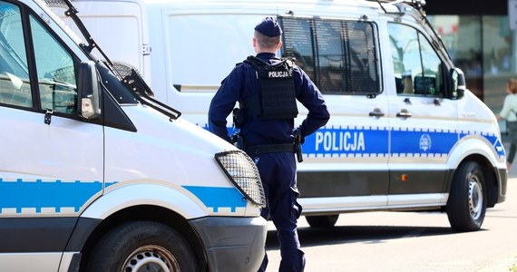 ​Łódzcy policjanci zatrzymali małżeństwo, które jest podejrzane o czerpanie korzyści z prostytucji. Para usłyszała już zarzuty w tej sprawie. 50-latkowi i 36-latce grozi do 5 lat więzienia.