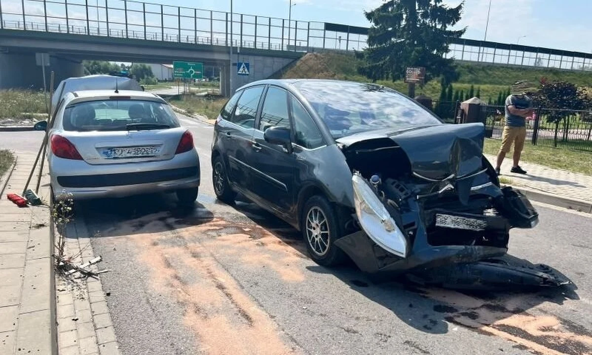 W niedzielę rano w świętokrzyskiej Tokarni doszło do czołowego zderzenia dwóch pojazdów. Okazało się, że wypadek nie był przypadkiem, a celowym działaniem kierującej peugeotem 64-latki. Kobieta usłyszała zarzut usiłowania zabójstwa i najbliższe trzy miesiące spędzi w areszcie.