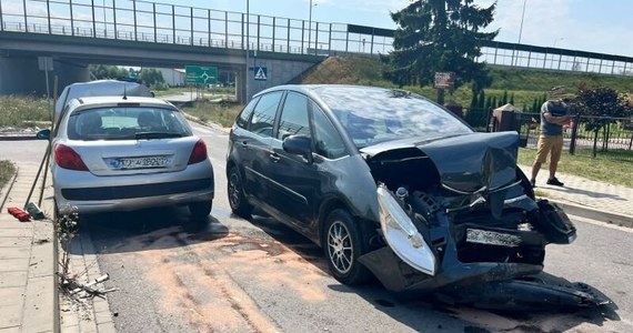 W niedzielę rano w świętokrzyskiej Tokarni doszło do czołowego zderzenia dwóch pojazdów. Okazało się, że wypadek nie był przypadkiem, a celowym działaniem kierującej peugeotem 64-latki. Kobieta usłyszała zarzut usiłowania zabójstwa i najbliższe trzy miesiące spędzi w areszcie.