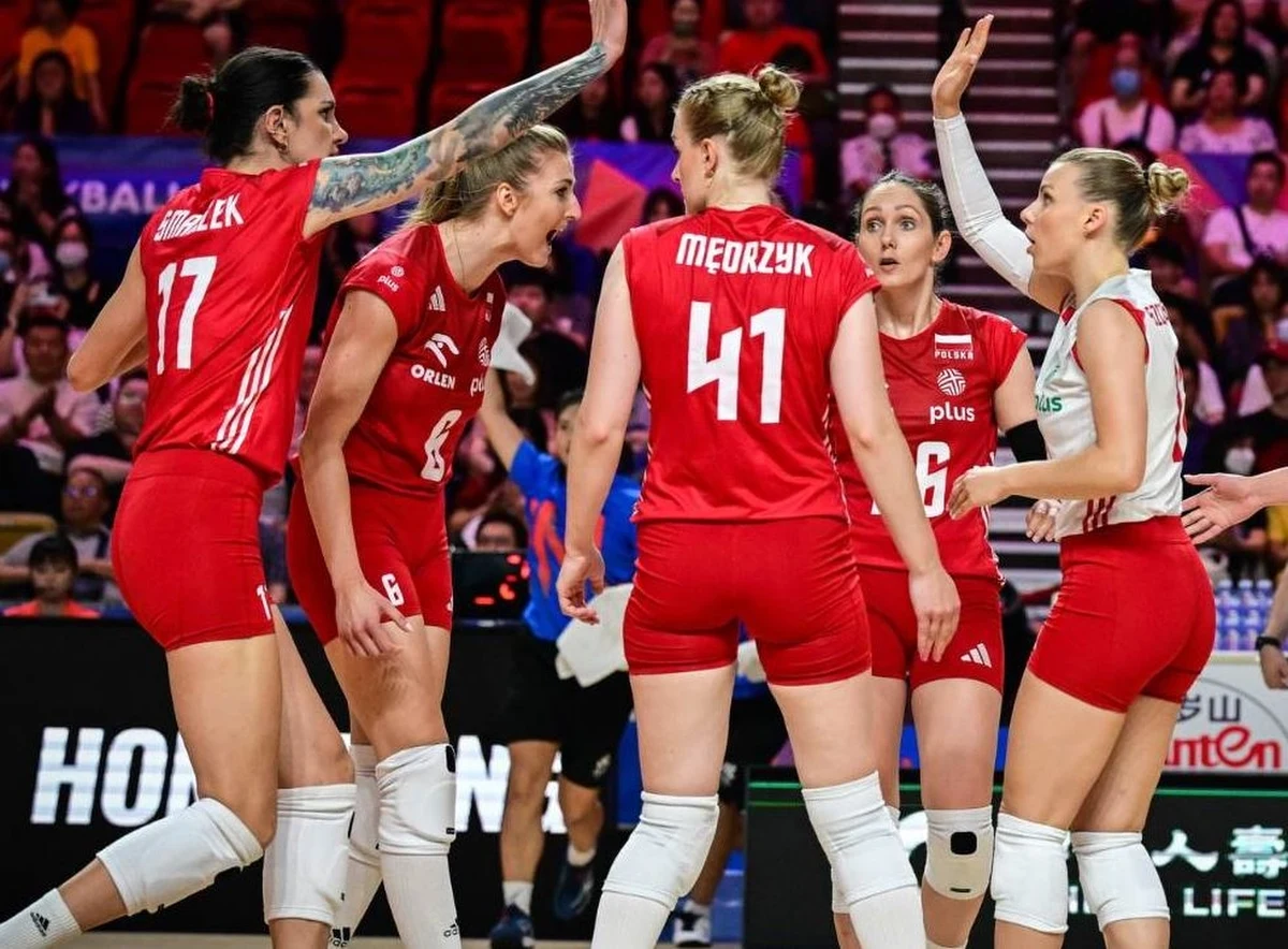 Priorytetem dla reprezentacji Polski siatkarek w tym sezonie są igrzyska olimpijskie w Paryżu. Przed ich startem Biało-Czerwone sprawdzą się w Memoriale Agaty Mróz-Olszewskiej, który odbędzie się w Mielcu. Jeśli chcecie zobaczyć na żywo grę naszych siatkarek, mamy dla Was bilety na turniej! Szczegóły znajdziecie poniżej.