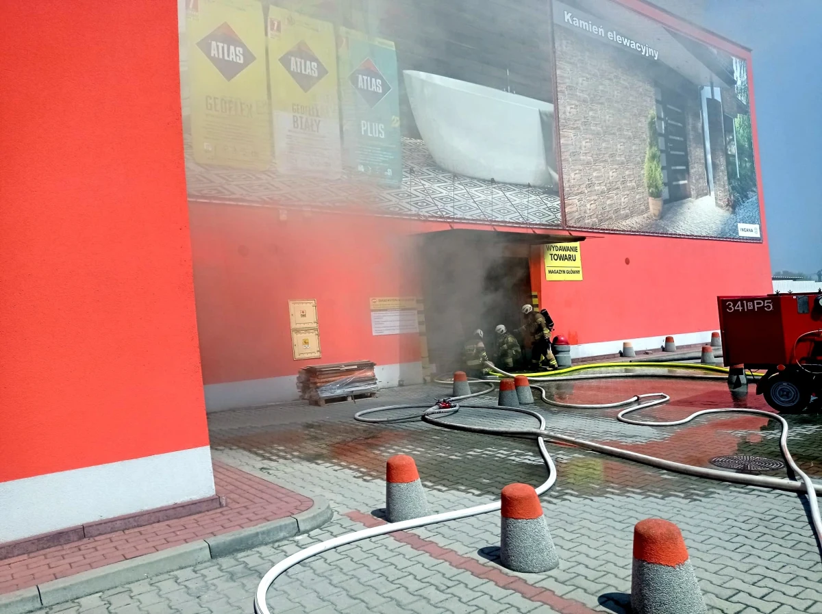 Zapaliła się część magazynowa marketu budowlanego w Krośnie przy ulicy Bieszczadzkiej. Trzeba było ewakuować kilkadziesiąt osób. Nikomu nic się nie stało, ale akcja gaśnicza jest bardzo trudna. Uczestniczy w niej już ponad 200 strażaków.