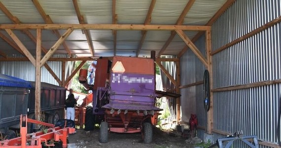 Tragedia podczas naprawy kombajnu zbożowego. Maszyna niespodziewanie ruszyła, przygniatając 55-latka do belki konstrukcyjnej wiaty garażowej. Mężczyzna zmarł na miejscu. Do zdarzenia doszło w gminie Skierbieszów w województwie lubelskim.