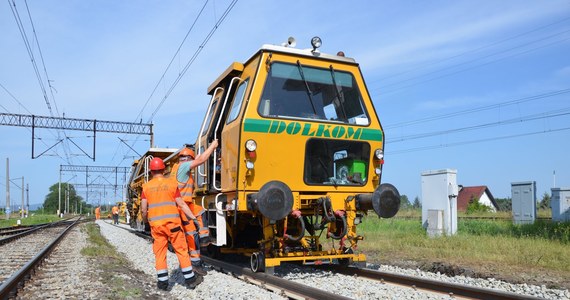 Ruszył remont kilku odcinków linii kolejowej Wrocław - Międzylesie w województwie dolnośląskim. Modernizacja sprawi, że przejazd pociągów na tym odcinku skrócie się o 15 minut. Inwestycja, która jest realizowana ze środków KPO, będzie kosztować 117 mln zł.