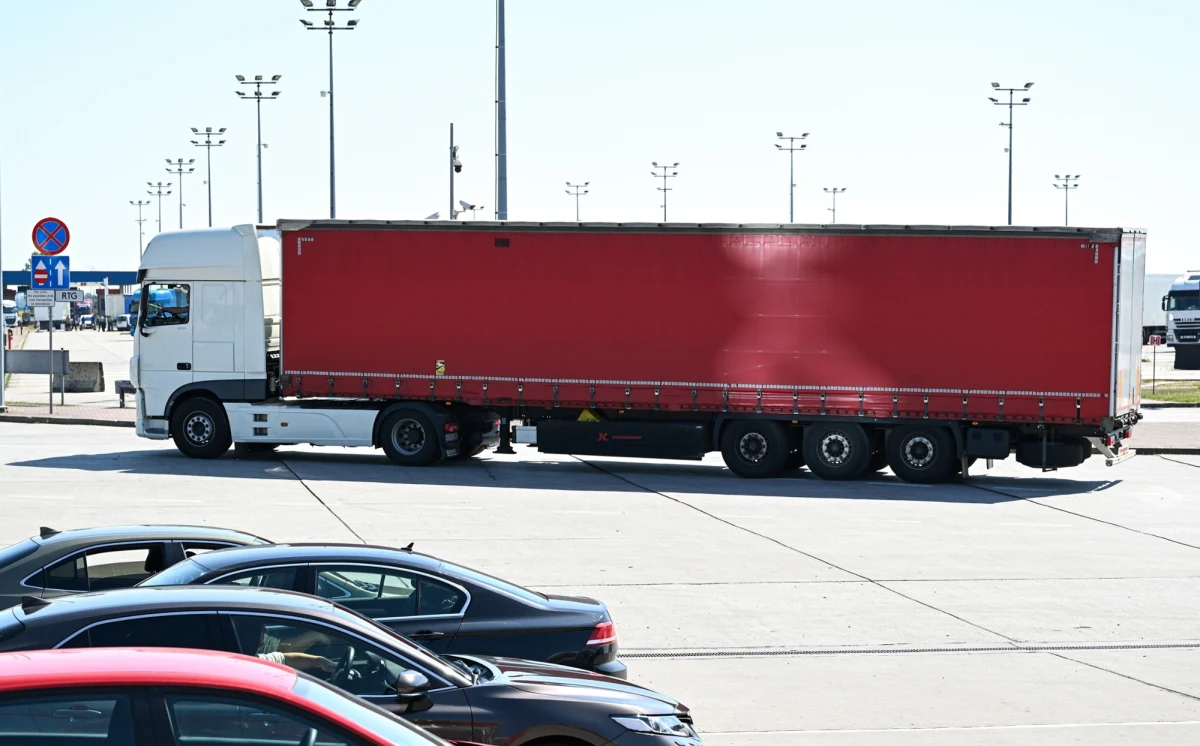 W związku z wprowadzeniem nowych sankcji na Białoruś zmniejszyła się liczba odprawionych tirów na granicy w Koroszczynie. Granica nie jest zablokowana - podkreślił rzecznik lubelskiej Izby Administracji Skarbowej Michał Deruś. Obecnie w kolejce do odprawy w Koroszczynie czeka ok. 500 ciężarówek.