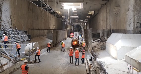 ​Drążąca tunel kolejowy pod Łodzią duża tarcza TBM Katarzyna krótko po wznowieniu prac znów ma wymuszoną przerwę. Jak zapewniły PKP PLK, wynika ona z natrafienia na przeszkodę w gruncie, a nie naruszenia konstrukcji budynku. TBM nie znajduje się jeszcze pod żadną z kamienic.