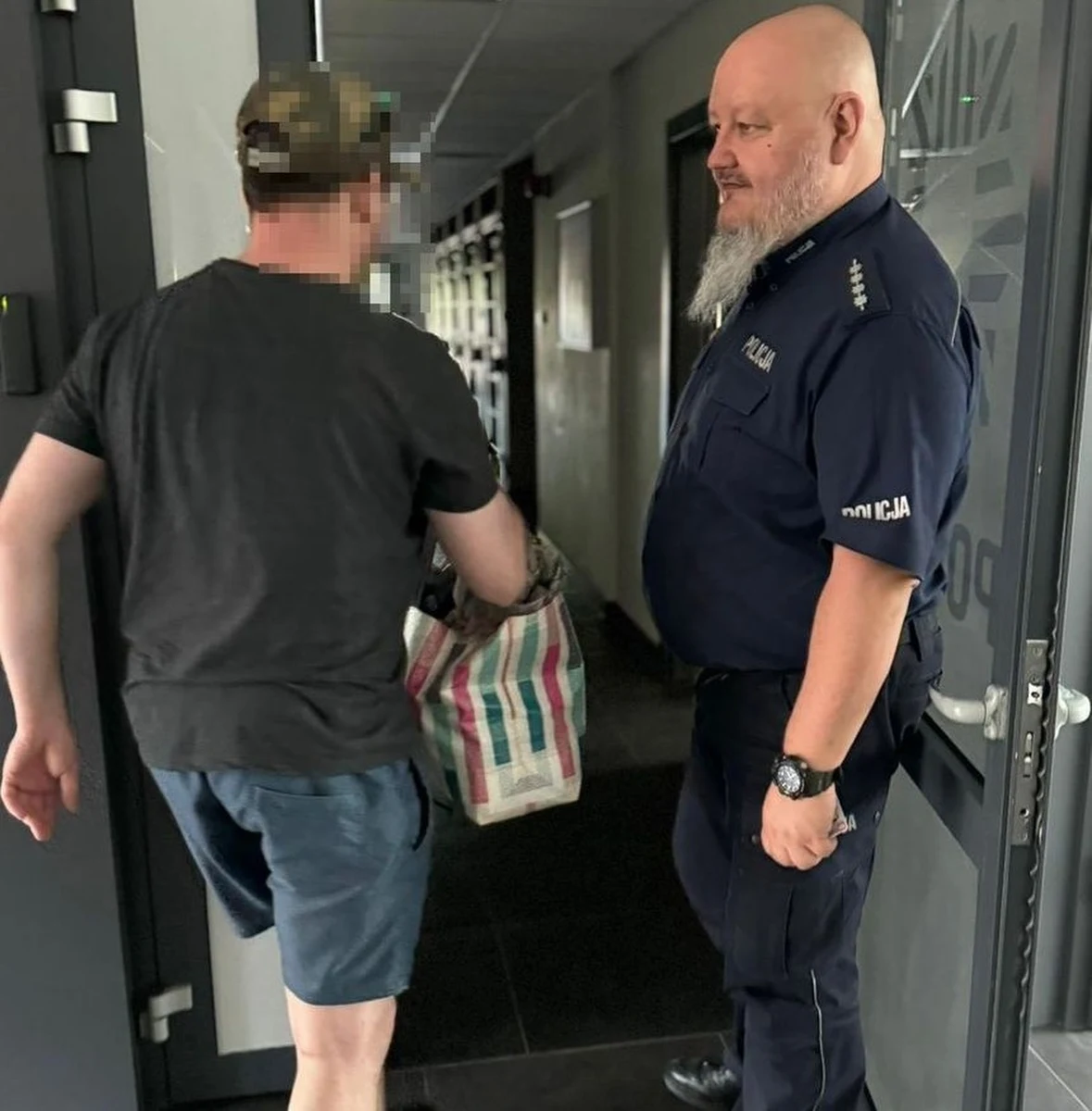 W środę do komisariatu w Śródmieściu Gdańska zgłosił się 41-latek, który przyznał się, że jest poszukiwany. Mężczyzna, który miał do odbycia 45 dni za kierowanie samochodem po pijanemu, przed zatrzymaniem zrobił sobie pamiątkowe selfie.