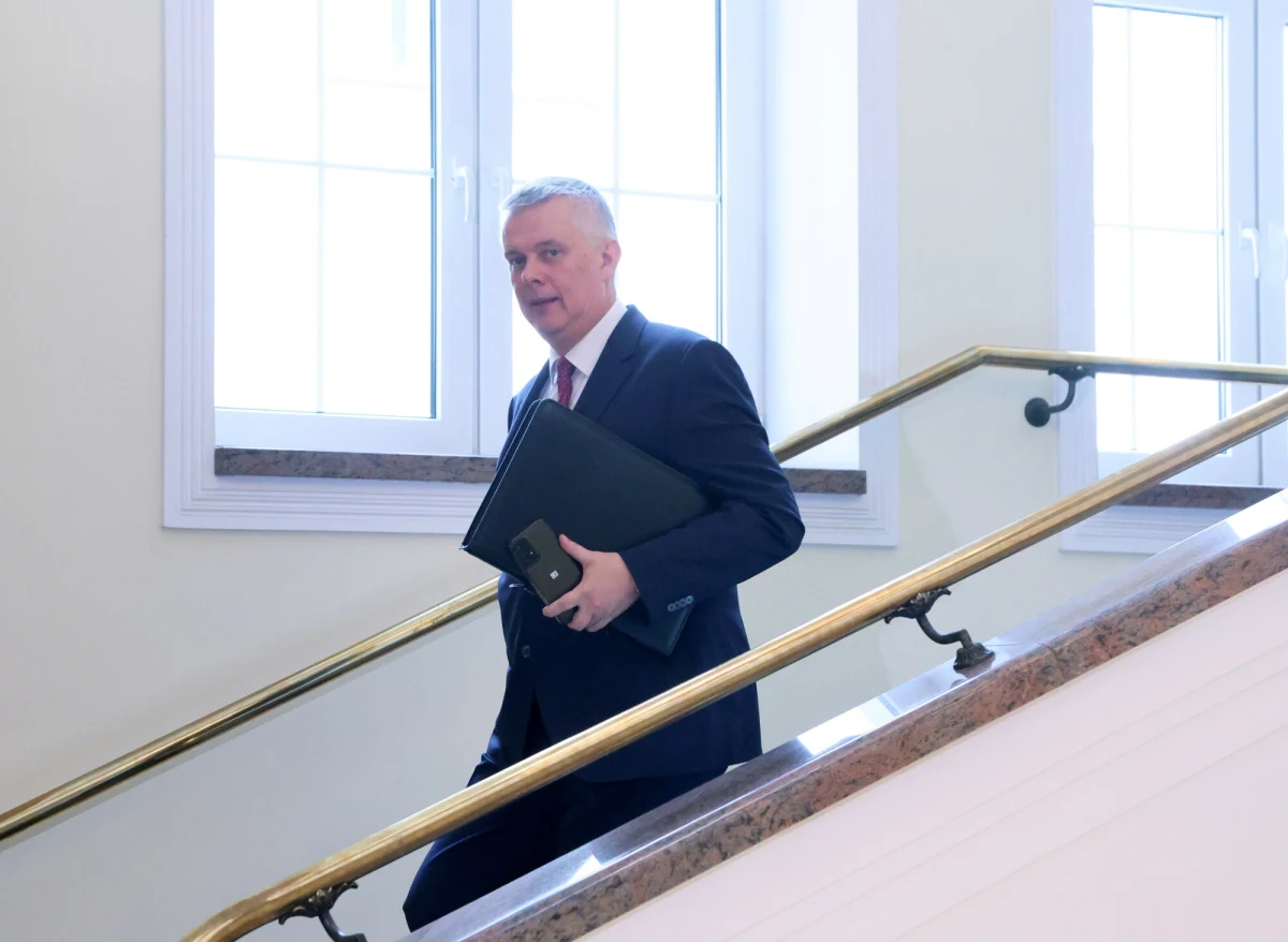 "Prace nad ustawą o ochronie ludności i obronie cywilnej są na finiszu. Rada Ministrów ma zająć się projektem 23 lipca" - poinformował podczas konferencji szef MSWiA Tomasz Siemoniak. "To projekt, który zrewolucjonizuje ochronę ludności w Polsce" - dodał. Mówił także o specjalnym programie budowy schronów.