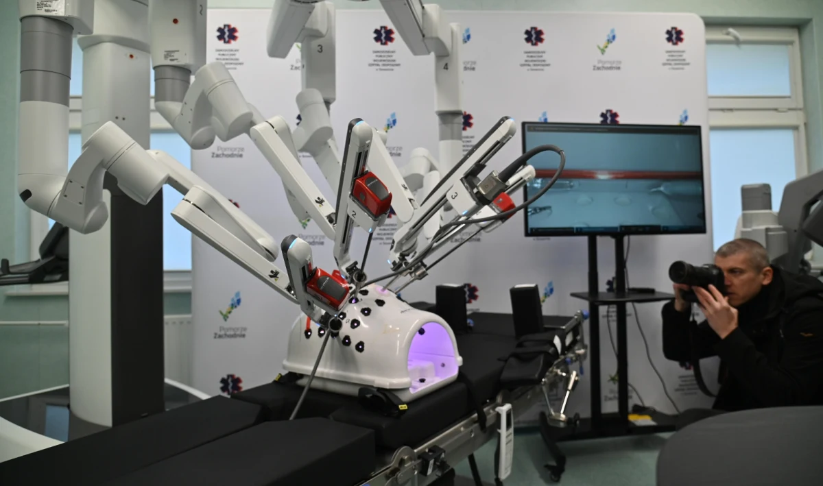 ​Chirurdzy z Uniwersyteckiego Szpitala Klinicznego w Rzeszowie wykonali tysięczną operację w asyście robota da Vinci. Korzystają z jego pomocy pięć dni w tygodniu. W kolejce na zabieg pacjenci czekają miesiąc.