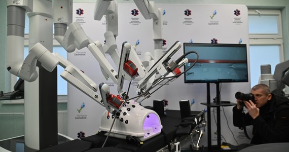 ​Chirurdzy z Uniwersyteckiego Szpitala Klinicznego w Rzeszowie wykonali tysięczną operację w asyście robota da Vinci. Korzystają z jego pomocy pięć dni w tygodniu. W kolejce na zabieg pacjenci czekają miesiąc.