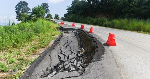 ​Przywrócenie pełnego ruchu na drodze krajowej nr 11 w pobliżu zachodniopomorskiego Pietrzykowa, gdzie trwa naprawa jezdni po jej osunięciu się, planowane jest w południe 17 lipca. Obecnie obowiązują tam objazdy dla pojazdów powyżej 3,5 tony.